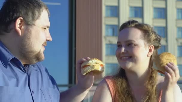 Happy Rozmiar Para Traktując Siebie Tłuszczowych Burgery Daty Przejadanie — Wideo stockowe