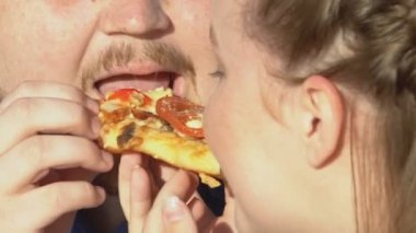 Büyük boy çift ısırma yüksek kalorili pizza dilimi, abur cubur, kilolu neden