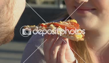 Neşeli şişko çift pizza yemek dilim iştahı, Lokanta, yakın çekim