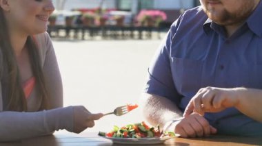 Kilolu çift taze düşük kalorili salata sağlıklı gıda festivalinde, closeup yemek
