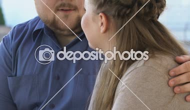 Mutlu obez çift oturma tezgah, ilişki, closeup gelecek, söz