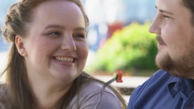 Artı boyutu kadın erkek sebze salatası, sağlıklı beslenme ile besleme güzel