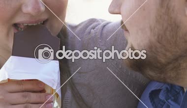 Çikolata ısırmak kadın kilolu ve şişman erkek arkadaşıyla paylaşımı, Tarih