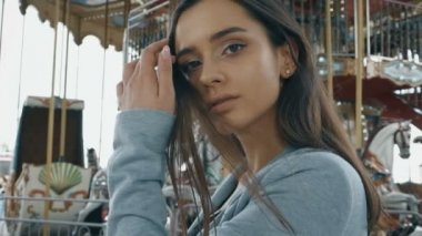 Güzel kadın kamera, gençlik ve mutluluk, eğlence parkı, moda arıyorsunuz