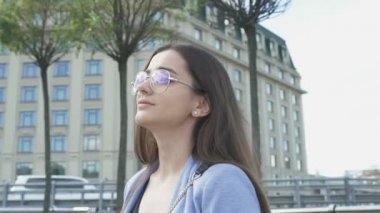 Yürüyüş şehir sokak, zevk bahar günü, eğlence genç şık öğrenci