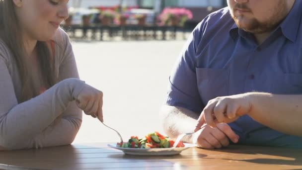 Üzgün Tombul Adam Onun Güzel Kız Arkadaşını Sebze Salatası Yemek — Stok video