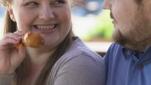 Sorrindo Sobrepeso Feminino Tratamento Namorado Frango Frito Nutrição Insalubre — Vídeo de Stock