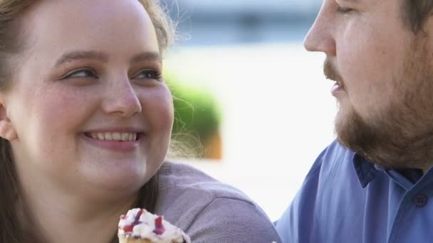 Glada Romantiska Par Överviktiga Människor Att Kul Och Äta Glass — Stockvideo