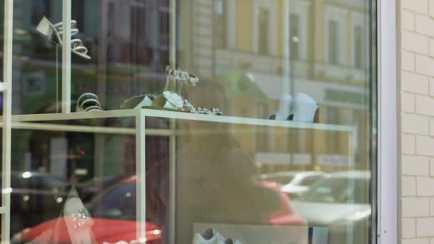 Mulher Com Excesso Peso Infelizmente Olhando Para Sapatos Caros Vitrine — Vídeo de Stock