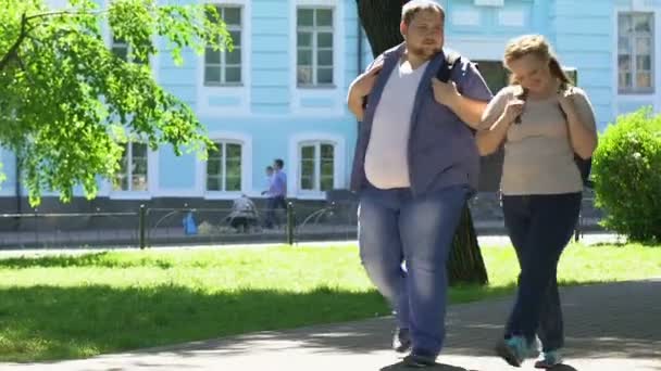 Glad Överviktig Kvinna Och Man Som Promenader Parken Romantisk Datum — Stockvideo