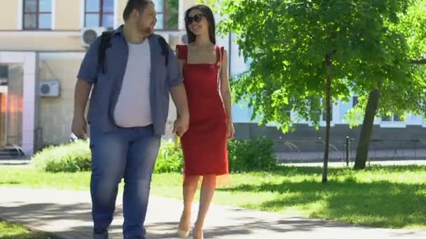 Kırmızı Elbise Tutuşup Obez Erkek Güzel Ince Kadın Rüyasında — Stok video