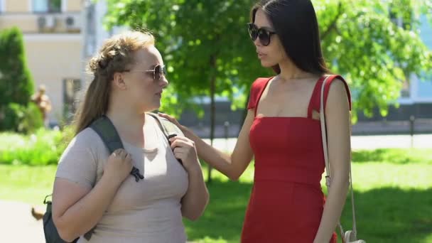 Mujer Delgada Vestido Rojo Apoyando Una Amiga Con Sobrepeso Parque — Vídeos de Stock