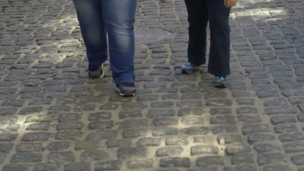 Мужчина Женщина Избыточным Весом Едва Ходьба Городской Улице Результат Ожирения — стоковое видео