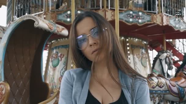 Mooie Dame Zonnebril Poseren Carrousel Achtergrond Schoonheid Vrouwelijkheid — Stockvideo