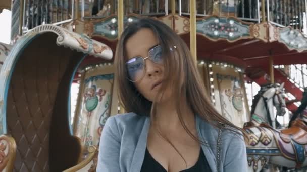 Jolie Dame Aux Lunettes Soleil Posant Sur Fond Carrousel Beauté — Video