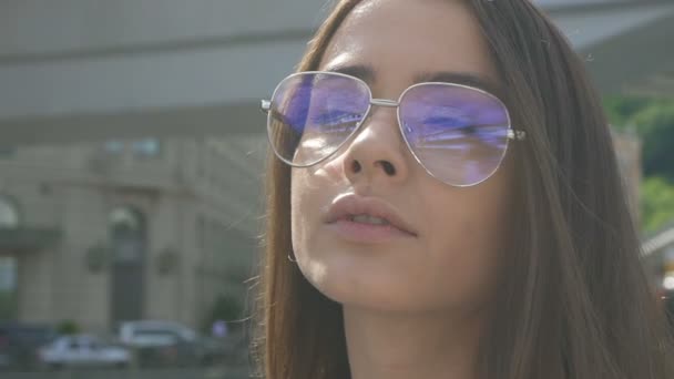 Mujer Atractiva Gafas Sol Disfrutando Del Día Verano Gran Ciudad — Vídeo de stock