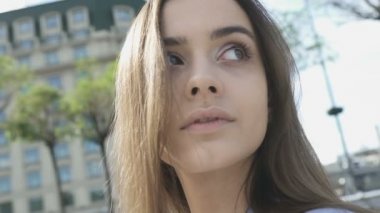 Güzel Bayan zevk kentsel hafta sonu, seyir açık havada, kadınlık rahatlatıcı