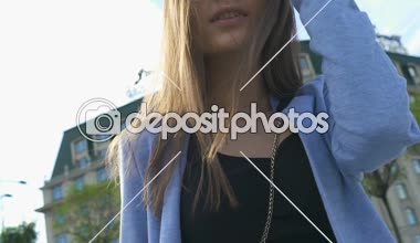 Gülümseyen genç kadın açık havada, sağlık ve güzellik, kentsel hafta sonu, glamour göz kırpıyor