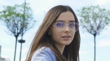 Zarif güzel model poz fotoğraf makinesi, parlak saçlar, sağlık ve duygusallık, güzellik