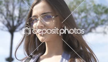 Güneş gün şehirde, moda fotoğraf makinesi, gülümseyen çekici genç kadının