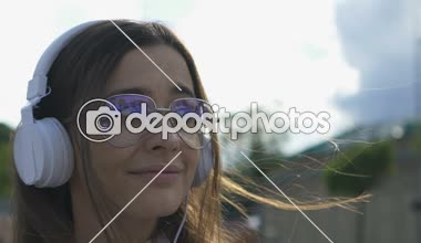 Kentsel hafta sonu açık havada, özgürlük zevk kulaklık kız öğrenci gülümseyen