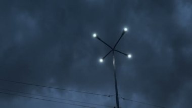 Kara bulut gökyüzü, şehir elektrik, gece aydınlatma, gizemli ışık sokak