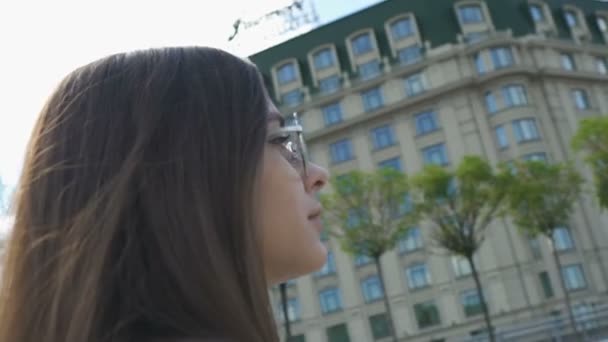 迷人的女士在太阳镜走在城市 青年健康 城市娱乐 — 图库视频影像
