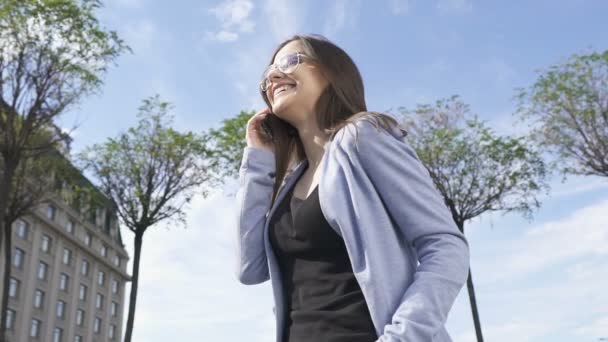 ファッション女性任命会議の話して電話を屋外で成功した女性の笑みを浮かべて — ストック動画