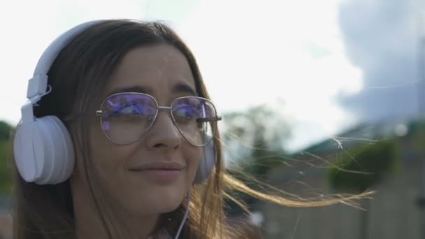 Étudiante Souriante Dans Des Écouteurs Profitant Week End Urbain Plein — Video