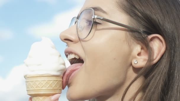 Feliz Fêmea Comendo Sorvete Dia Quente Verão Sorrindo Sobremesa Doce — Vídeo de Stock