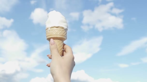Vrouwelijke Hand Met Ice Cream Cone Blauwe Hemelachtergrond Verfrissende Dessert — Stockvideo