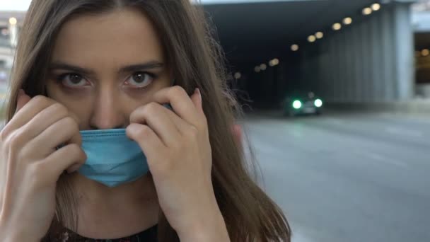 Mulher Colocando Máscara Segurança Rua Cidade Poluição Ambiental Epidemia — Vídeo de Stock