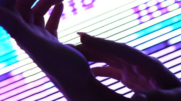 Belas Mãos Femininas Sobre Fundo Iluminado Sensualidade Cuidados Com Pele — Vídeo de Stock