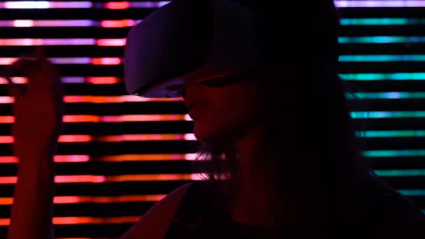 Jonge Vrouw Virtual Reality Headset Moderne Entertainment Stad Nachtrust — Stockvideo