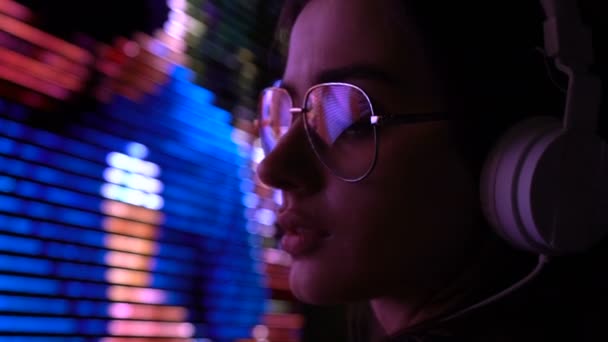 Atractiva Mujer Sensual Escuchando Música Auriculares Ocio Nocturno Ciudad — Vídeos de Stock