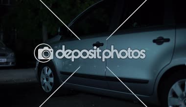 Gangster karanlık Park gece, yüksek suç şehir alanı üzerinde yürüme silahla gölgesi