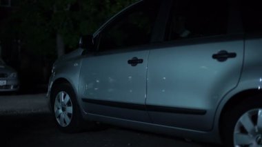 Elinde duran arabaya yüzeyinde, Araba hırsızlığı yansıtan bıçak ile suç gölge
