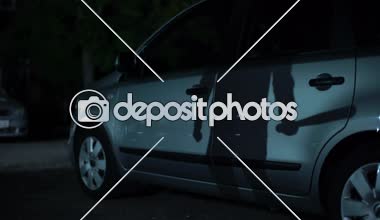 Haydut otopark, gece suç faaliyeti bekliyor yarasa elleriyle silüeti