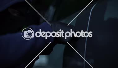 Tehlikeli hırsız Anahtarcı özel araba gece ve oturma içinde araba hırsızlığı