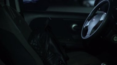 Gece, özel mülkiyet hırsızlığı, açık araba kadın sırt çantası çalmak hırsız
