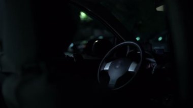 Kimliği belirsiz araba hırsızı özelliği çalmak gece Park üzerinde araba altyapısı'nı başlatma