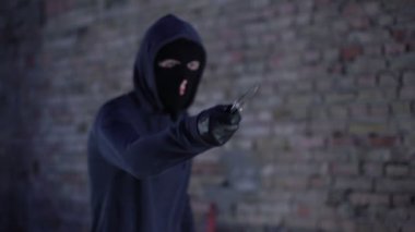 Kimliği belirsiz hırsız zorla para, silah, soygun tehdit bıçak ile