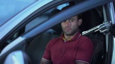 Genç haydut çalmak araba, silah, kentsel suç kurbanı tehdit