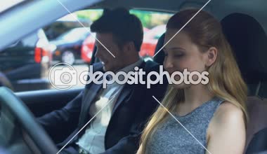Mutlu kadın kocası, arabada geçti lisans sınavı sürüş, otomatik satınalma