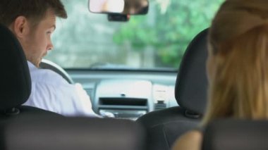 Genç kadın taksi şoförü, taşıma hizmet için ödeme para veren sürmek