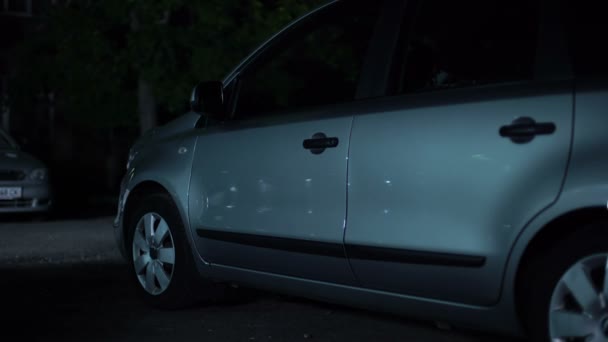 Sombra Gángster Con Pistola Caminando Noche Aparcamiento Oscuro Zona Ciudad — Vídeo de stock