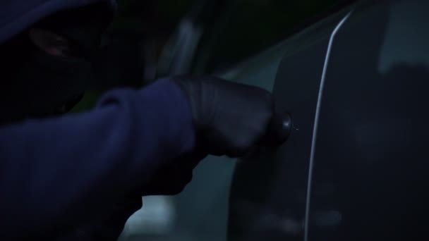 危险的小偷在晚上打开私家车 坐在里面 — 图库视频影像