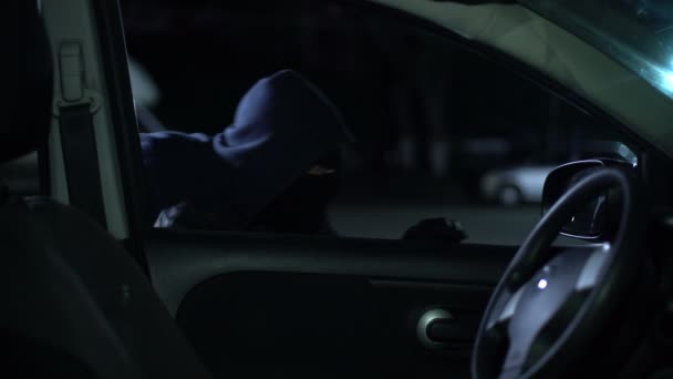Criminel Dans Capuche Voler Des Documents Voiture Ouverte Dans Parking — Video