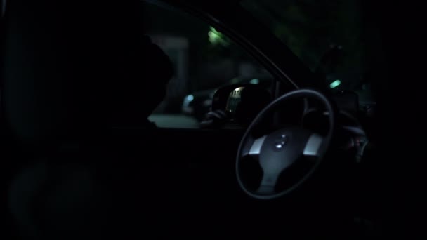 Secuestrador Capturado Por Seguridad Estacionamiento Con Noche Linterna Ley Orden — Vídeo de stock