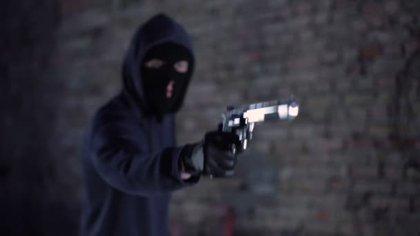 Bandito Minaccioso Con Pistola Gangster Con Arma Mano Rapina Aggressione — Video Stock